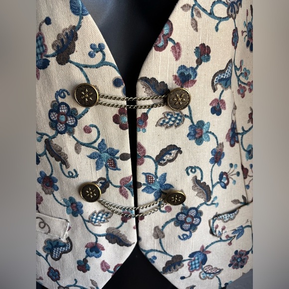 Unbranded women’s floral tailored vintage tapestry with ornate brass buttons - Picture 8 of 8